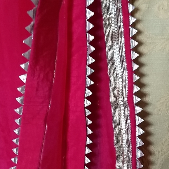 Dupatta with gold trim - Picture 5 of 6